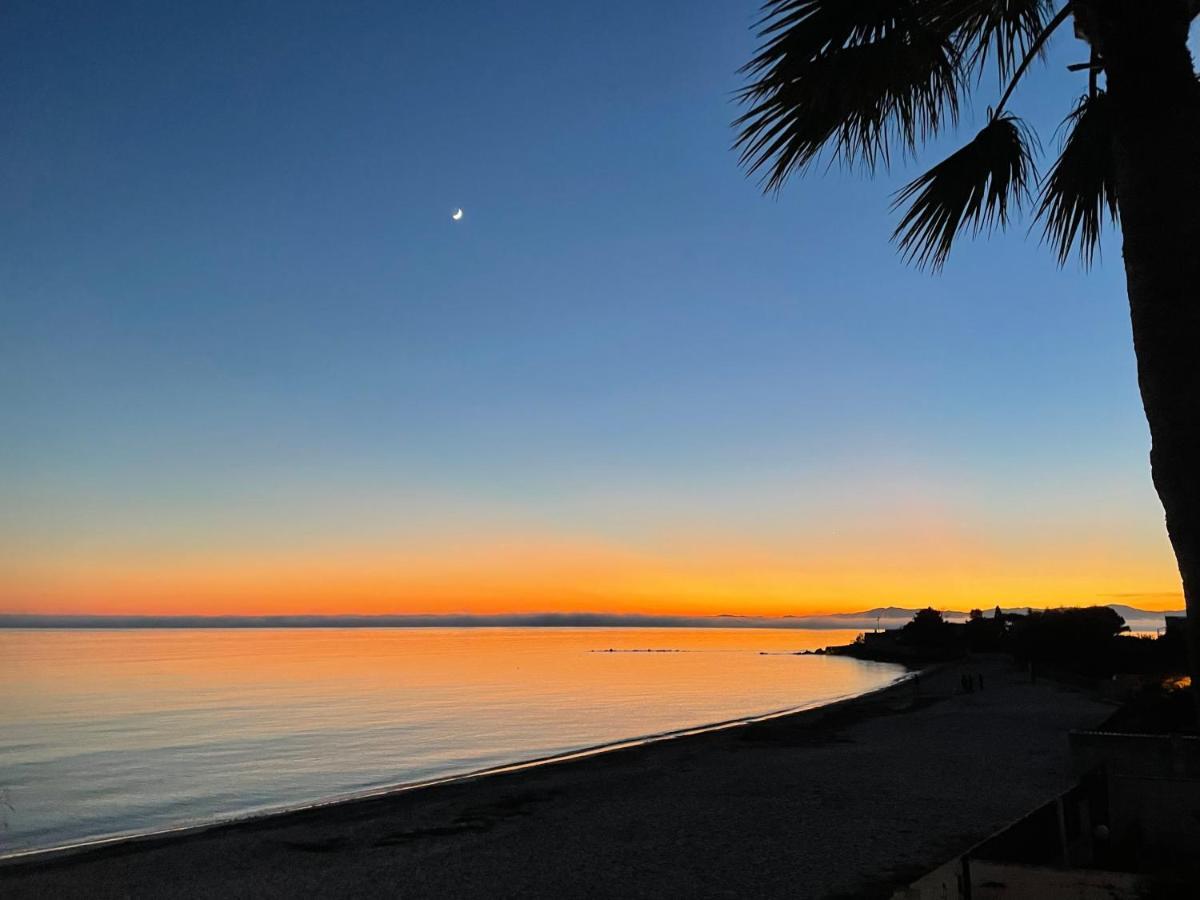 Villa By The Beach sulla Spiaggia Sant'Andrea  Esterno foto