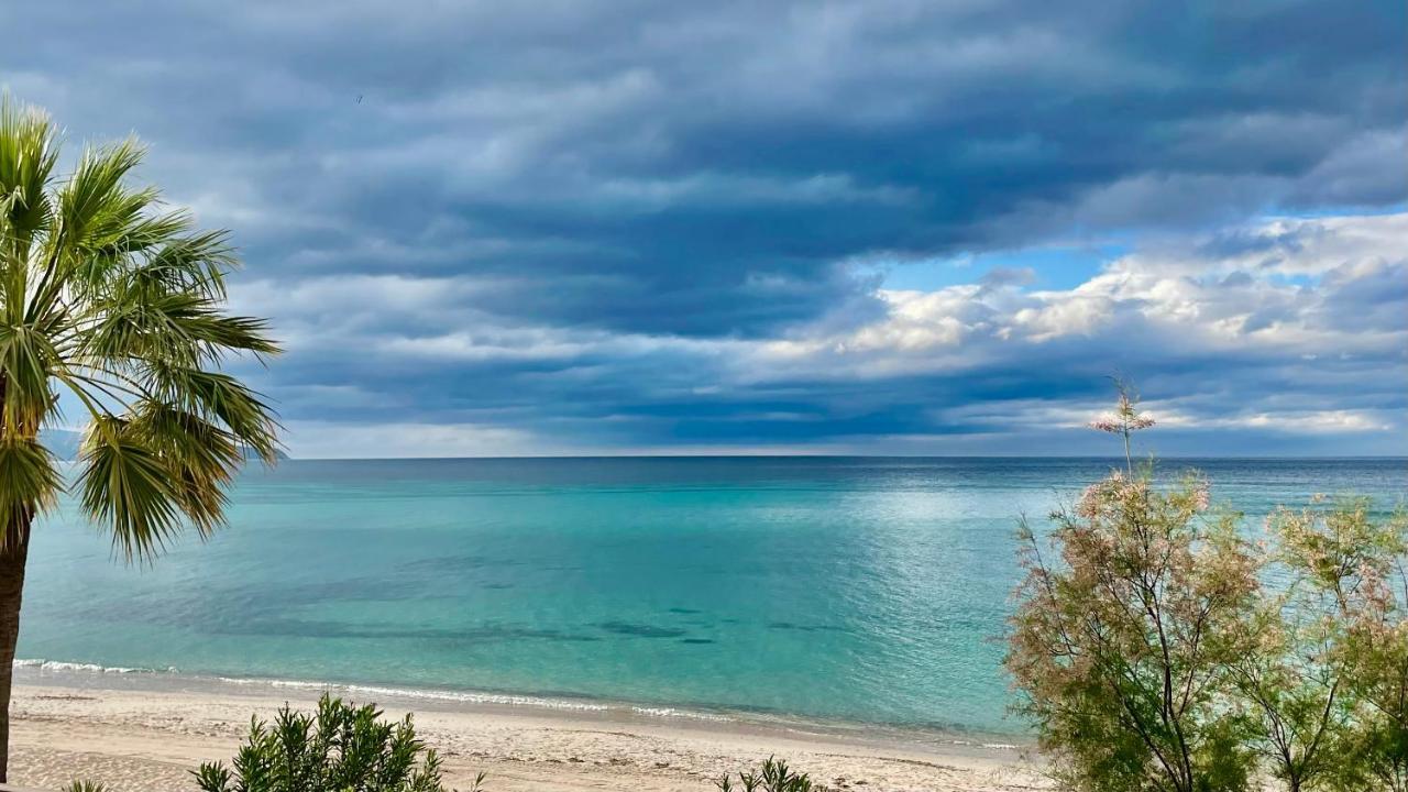 Villa By The Beach sulla Spiaggia Sant'Andrea  Esterno foto